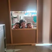 Niños participando en una actividad de juego y convivencia