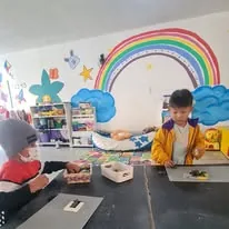 Niños creando pulseras en una actividad artística