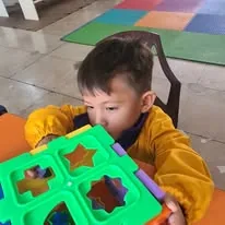 Niño realizando una actividad de cocina